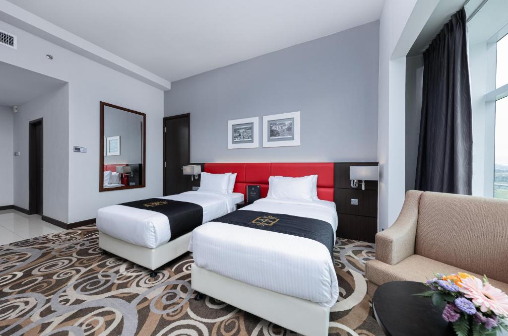Postel nebo postele na pokoji v ubytování Raia Hotel & Convention Centre Kuching