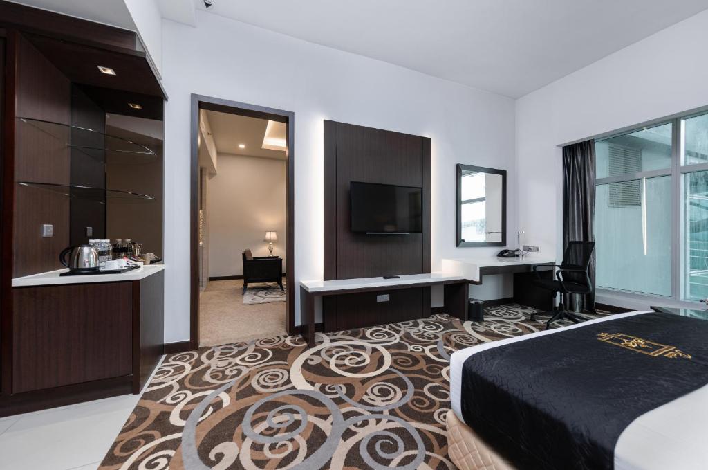 Postel nebo postele na pokoji v ubytování Raia Hotel & Convention Centre Kuching