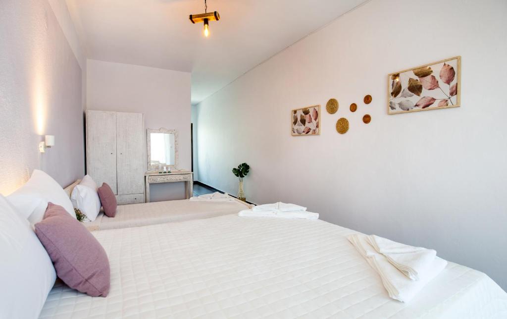 a large white bedroom with a large white bed at Mani’s studios in Skala Sotiros