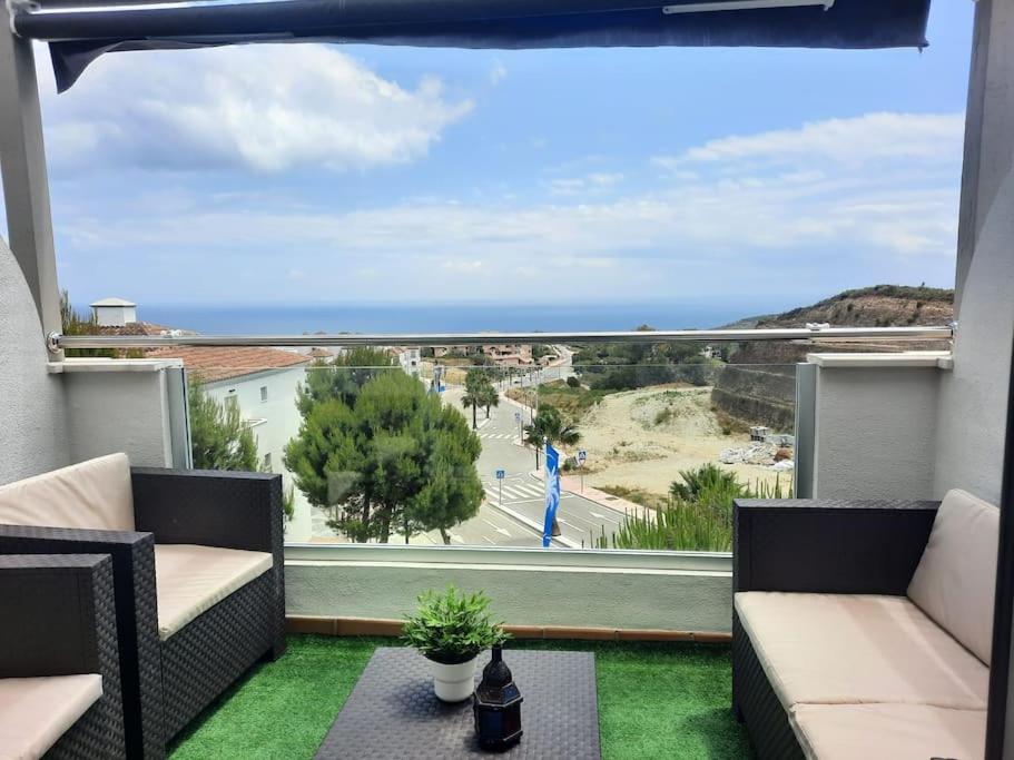 a balcony with a view of the ocean at Penthouse familial avec vue mer in Manilva