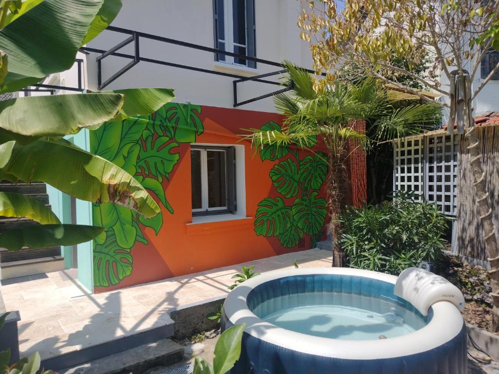 un jardin avec un bain à remous en face d'une maison dans l'établissement L'ermitage, à Agen