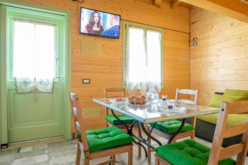 TV a/nebo společenská místnost v ubytování Il Campo di Nonno Giò