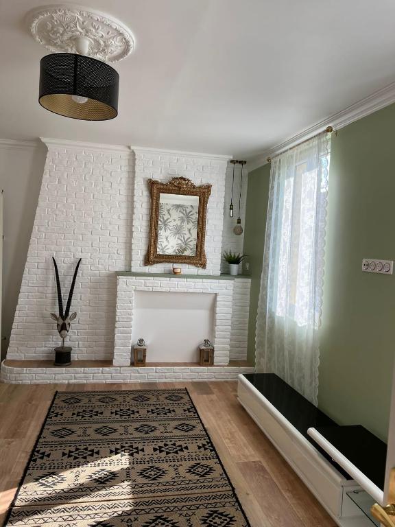 un salon avec une cheminée et une fenêtre dans l'établissement Maison au bord de l'eau et au calme pour les vacances, à Saint-Denis-de-Pile