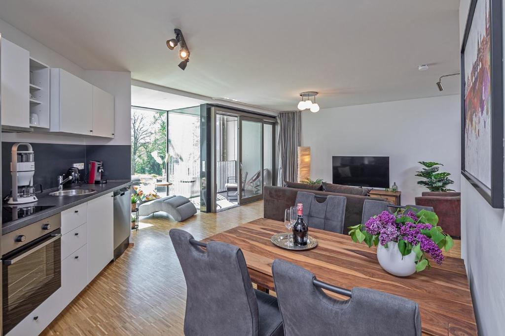 een keuken en een woonkamer met een tafel en stoelen bij WohnFühlen in Dresden in Dresden