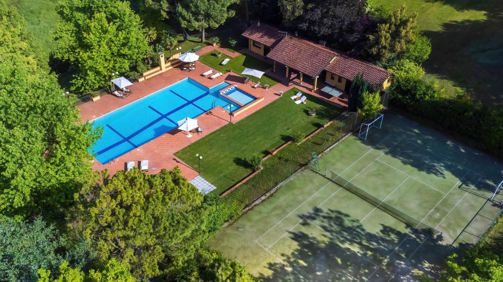 una vista aérea de una casa con piscina en Tenuta Contessa Chiara 17, Emma Villas, en Fontanile