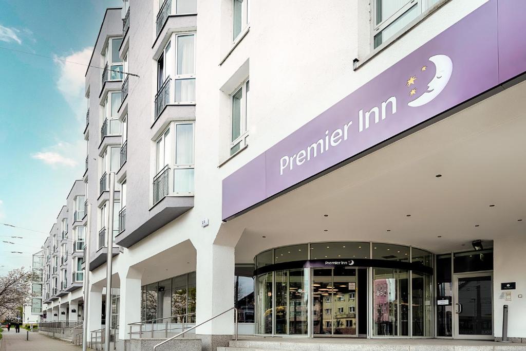 un bâtiment avec un panneau violet à l'avant dans l'établissement Premier Inn Stuttgart Bad Cannstatt, à Stuttgart