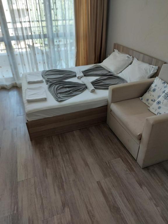 un letto e un divano in una camera di Charming Studio in Sorrento Sole Mare a Sveti Vlas