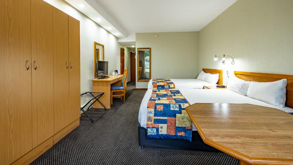 Postel nebo postele na pokoji v ubytování African Sky Newcastle Inn