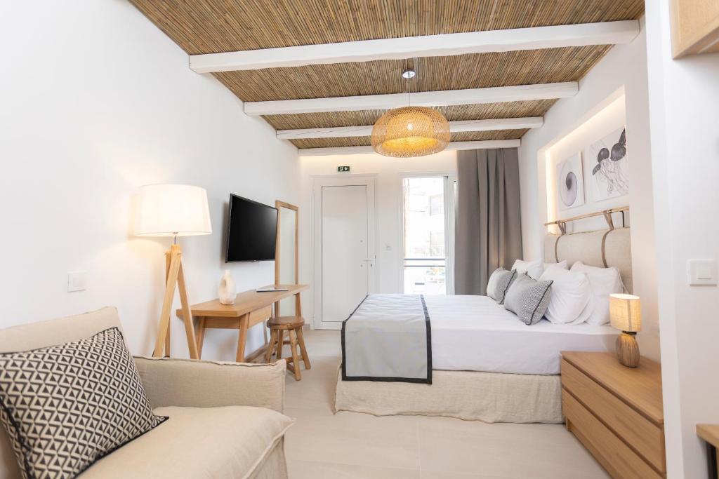 una camera d'albergo con letto e divano di Anastasia Apartments Hanioti a Hanioti