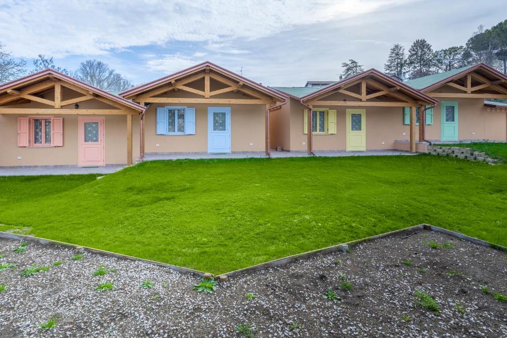 uma casa com um grande relvado em frente em Il Campo di Nonno Giò em Spoleto