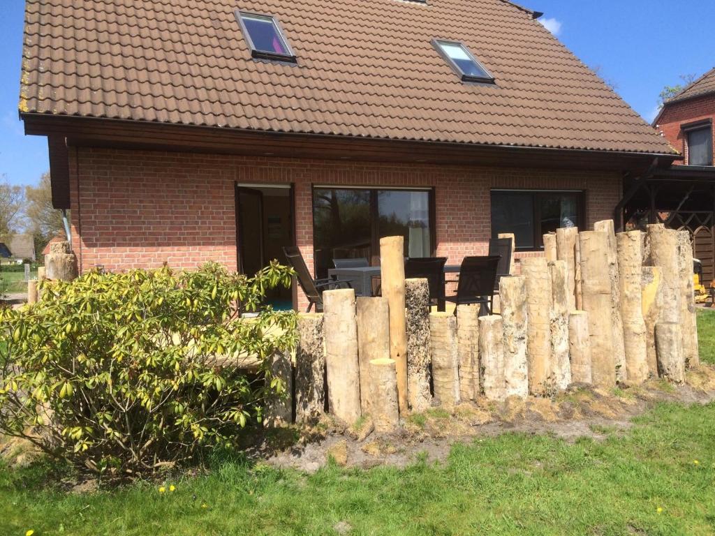 a wooden fence in front of a house at Ferienapartment Kleist in Prerow