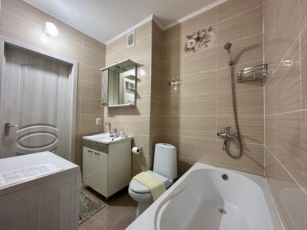 łazienka z wanną, toaletą i umywalką w obiekcie LUZ @ Chisinau w Kiszyniowie