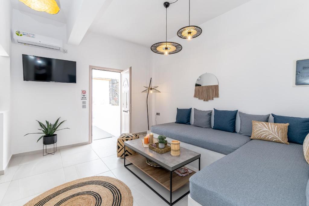 TV a/nebo společenská místnost v ubytování Golden View Villas