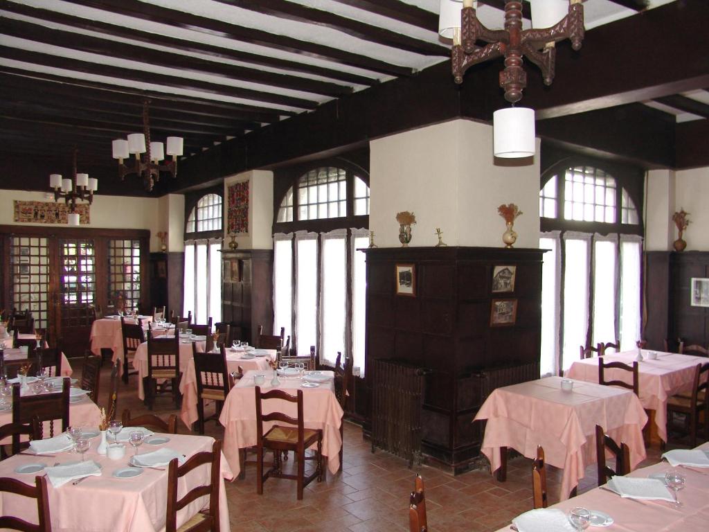 Restaurace v ubytování Hostal Ayestaran II