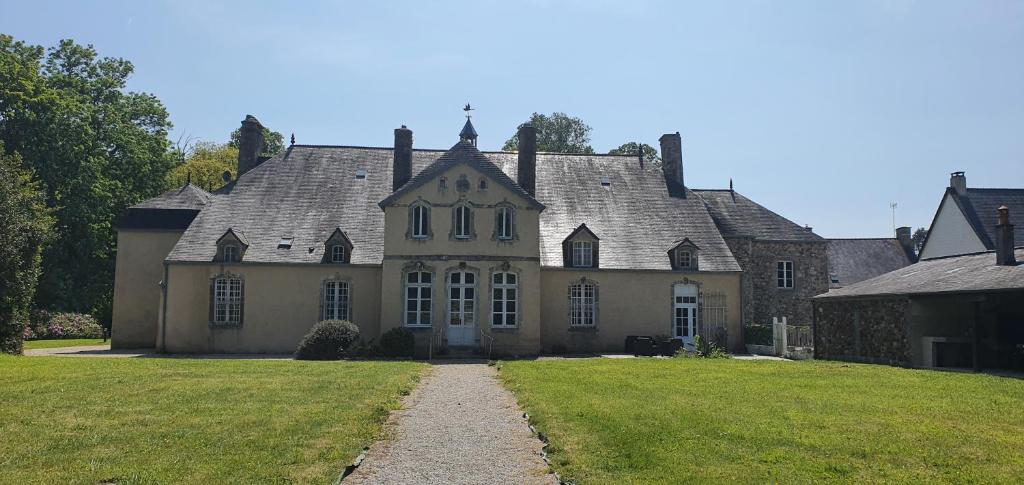 的住宿－Manoir de Saint Ouen，前面有草地的老房子