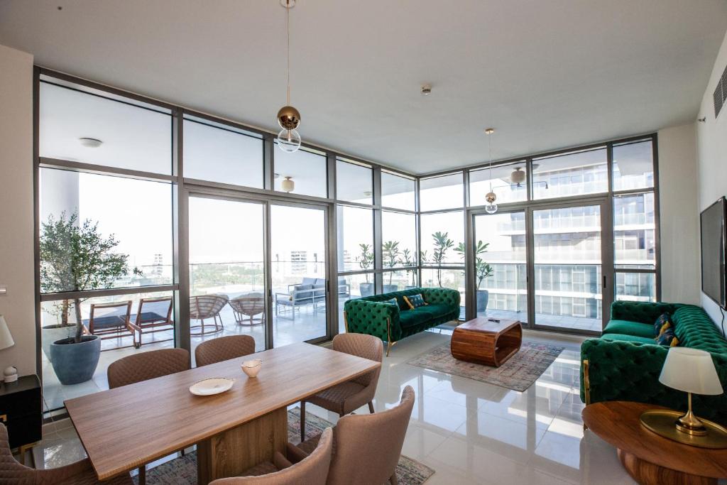 Fotografie z fotogalerie ubytování Pine - Unique Condo With Spacious Terrace In Damac Hills v Dubaji