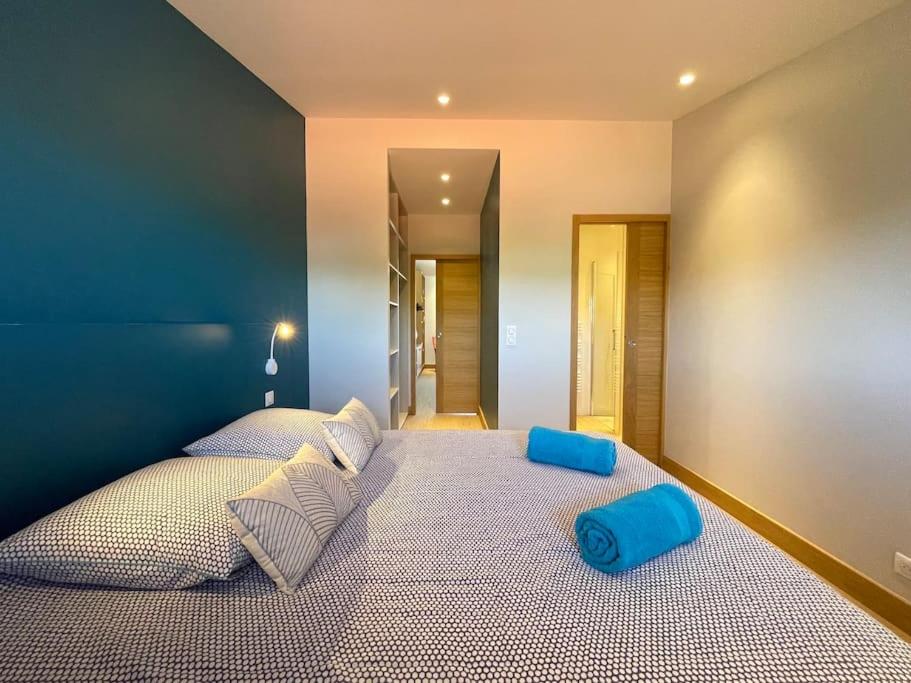 Bord de Mer - Adorable maison au calme - 6 pers. في بياريتز: غرفة نوم بسريرين عليها وسائد زرقاء