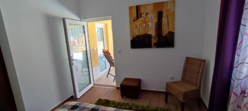 Posezení v ubytování Kyrios Lounge restful studio with private pool and car available