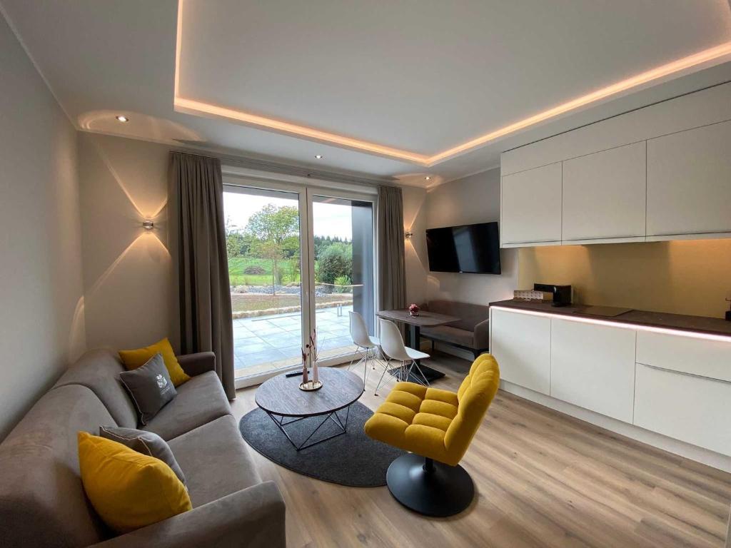 een woonkamer met een bank en een tafel bij DRIEHOF LifeStyle Comfort Apt 4 in Tecklenburg