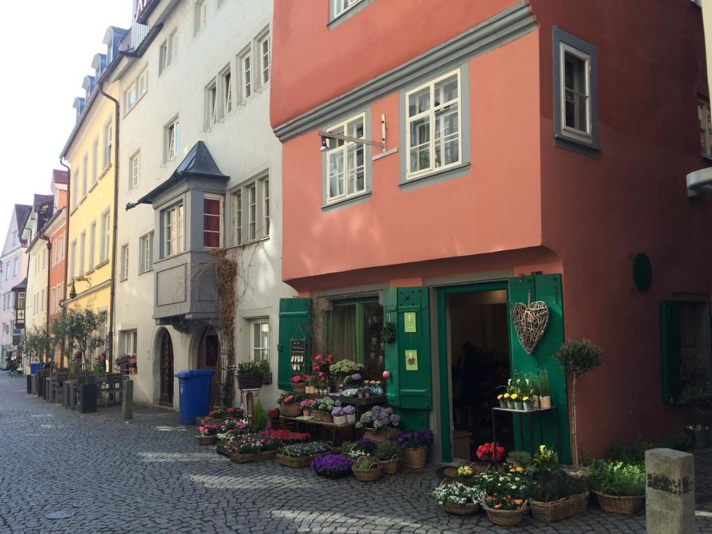 een straat met een bloemenwinkel aan de zijkant van een gebouw bij Haus in der Zitronengasse in Lindau