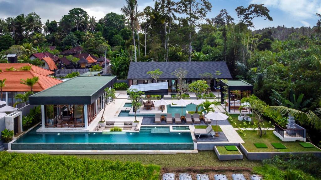 - une vue aérienne sur une maison avec une piscine dans l'établissement Villa Noi by BaliSuperHost, à Ubud