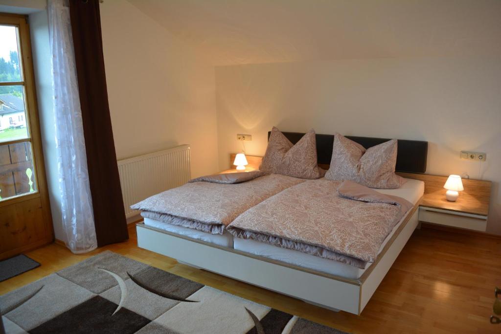 1 dormitorio con 1 cama con 2 lámparas en Haus letzte Rose en Rieden am Forggensee
