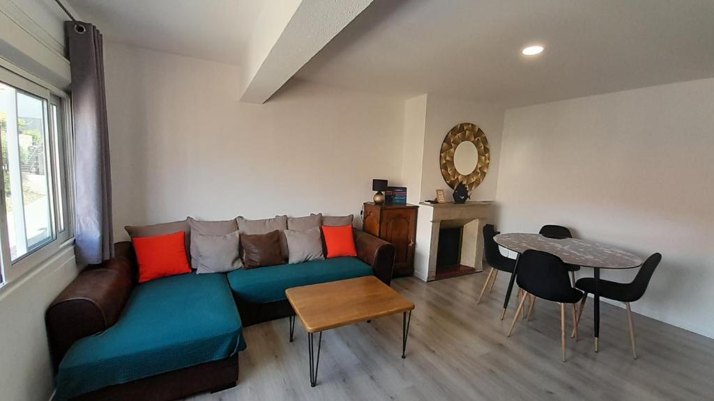 salon z kanapą i stołem w obiekcie Appartement lumineux et central w mieście Propriano