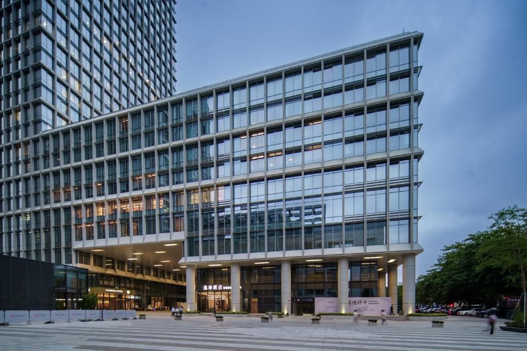 un grand bâtiment de bureau avec beaucoup de fenêtres dans l'établissement UrCove by HYATT Futian CBD, à Shenzhen