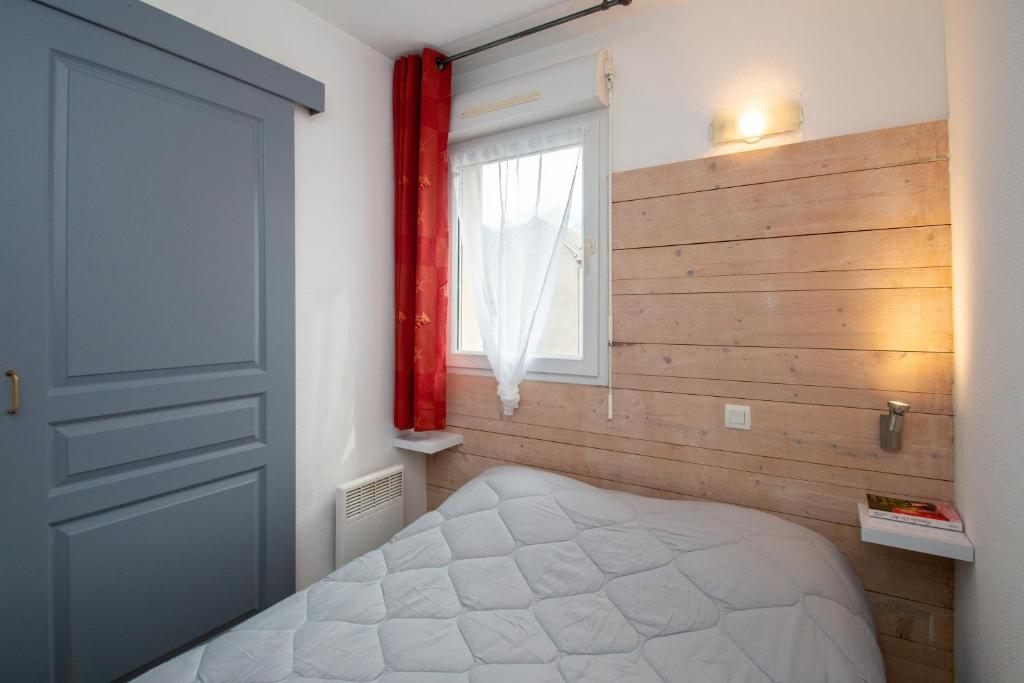 Tempat tidur dalam kamar di Balnearia - Appt avec piscine partag&eacute;e