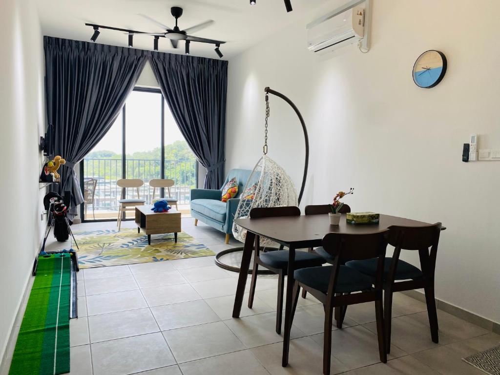 - un salon avec une table, des chaises et un canapé dans l'établissement Proboscis Guest House, à Sandakan
