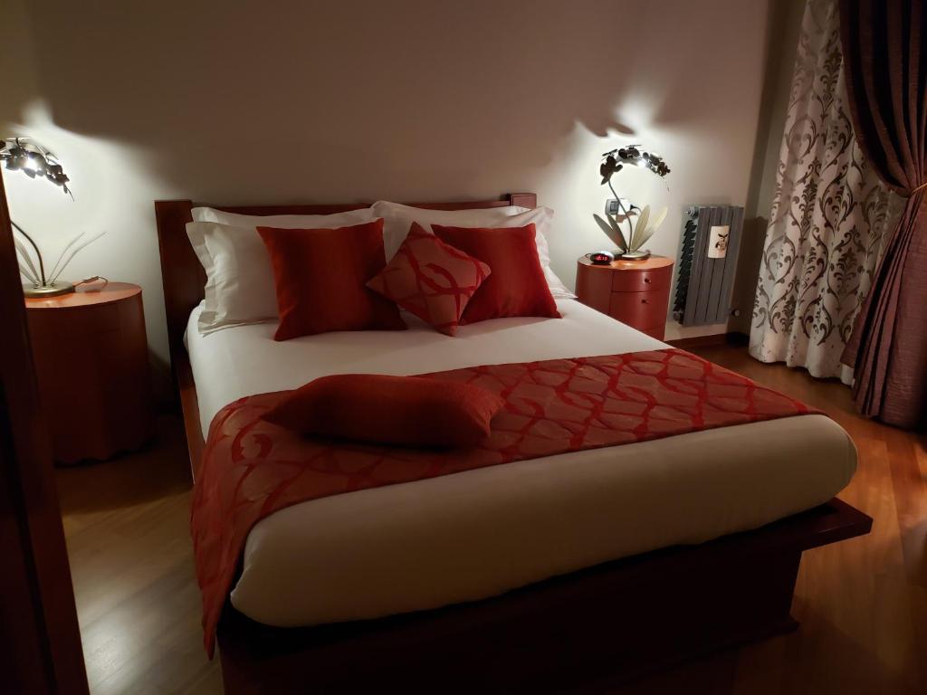 アオスタにあるLe Chat a Pois n 0232のベッドルーム1室(大型ベッド1台、赤い枕付)