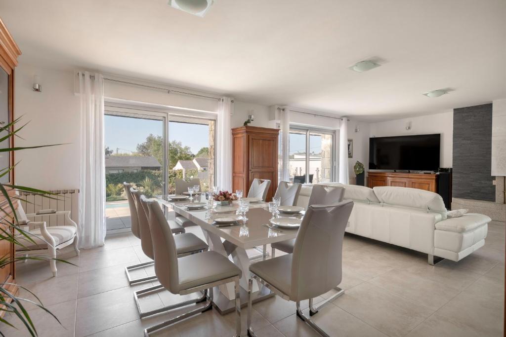 a living room with a table and a white couch at Deconnexion et detente sur la Presqu ile de Rhuys in Le Tour-du-Parc