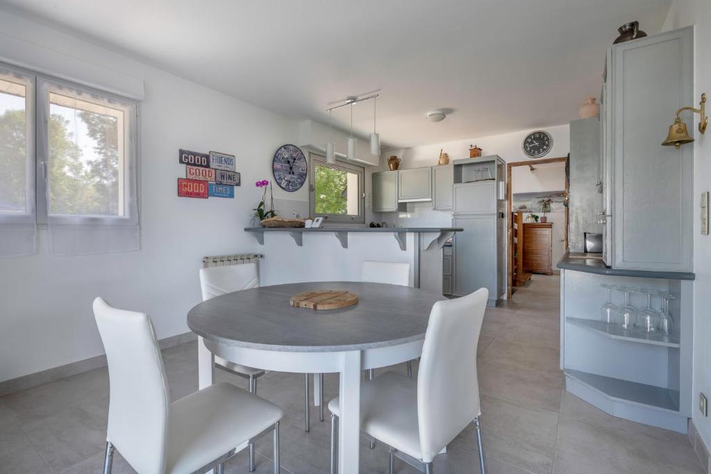 a kitchen and dining room with a table and chairs at Deconnexion et detente sur la Presqu ile de Rhuys in Le Tour-du-Parc