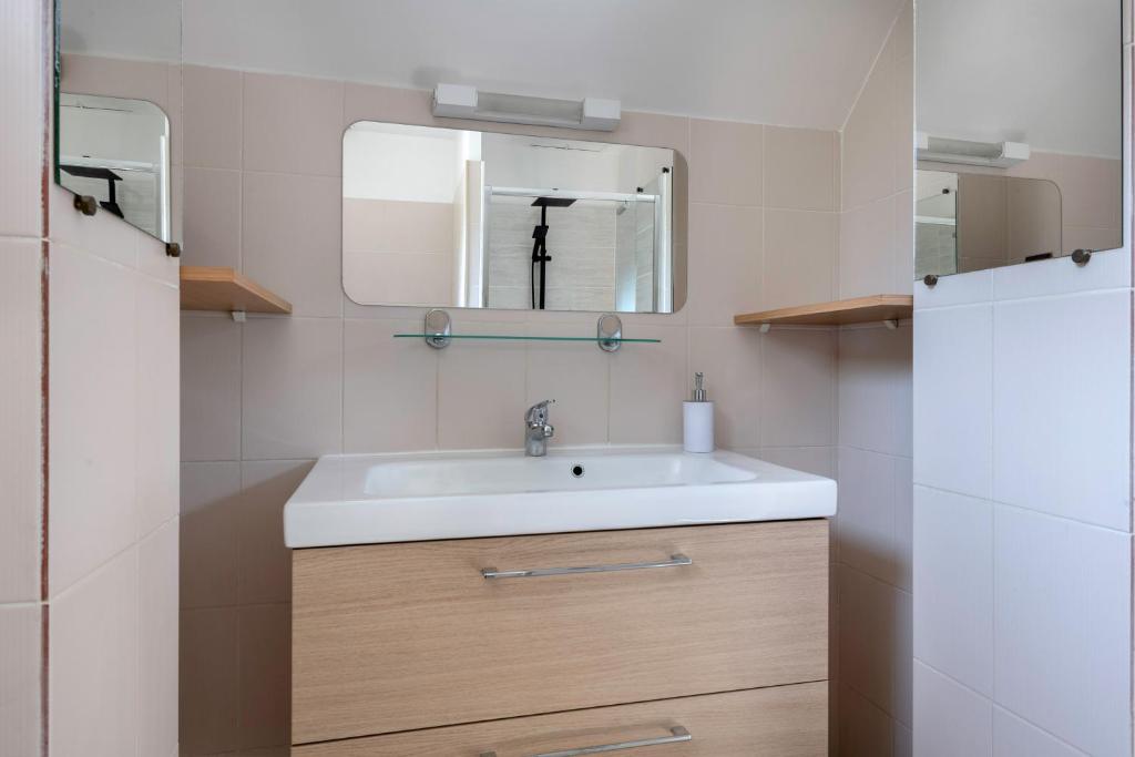 a bathroom with a sink and a mirror at Deconnexion et detente sur la Presqu ile de Rhuys in Le Tour-du-Parc