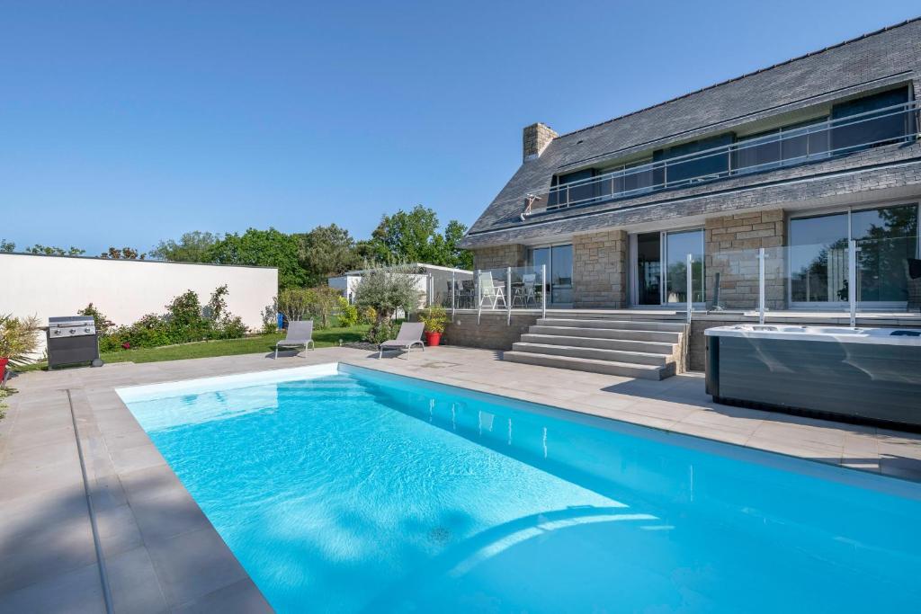 a swimming pool in front of a house at Deconnexion et detente sur la Presqu ile de Rhuys in Le Tour-du-Parc