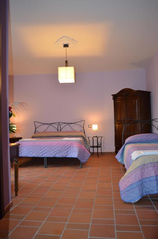 1 dormitorio con 2 camas y lámpara de araña en B&B La casa di Giulietta, en Castelmezzano