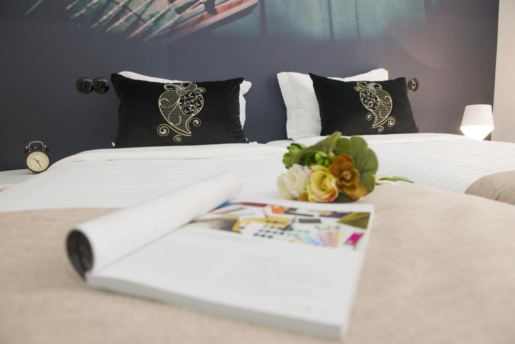 - une chambre d'hôtel avec 2 lits et un livre dans l'établissement Páteo Saudade Lofts, à Lisbonne
