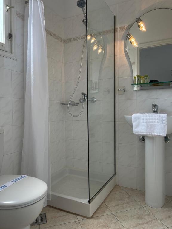 Koupelna v ubytování Venikouas Hotel