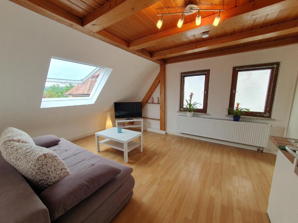 Posezení v ubytování Gemütliche zentrale DG Wohnung in Mühlacker