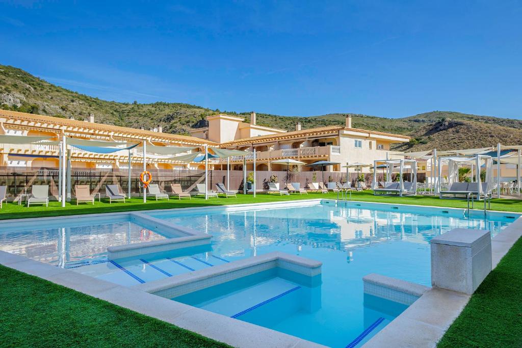 una grande piscina di fronte a un edificio di Cullera Holiday a Cullera