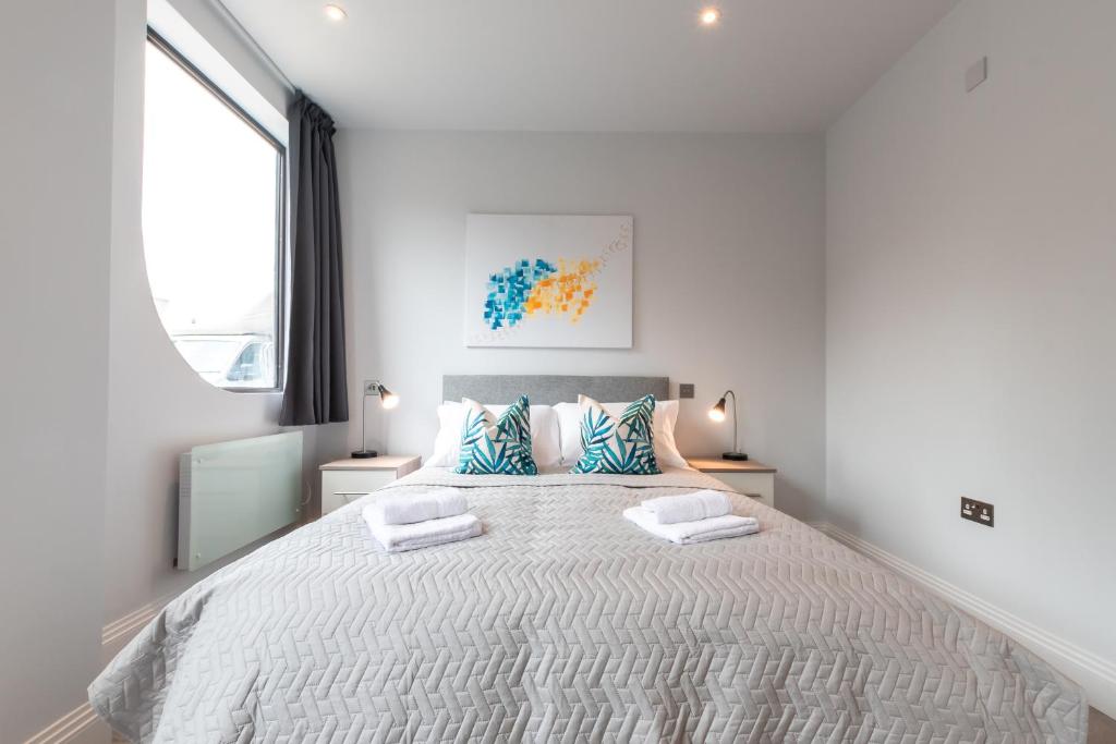 מיטה או מיטות בחדר ב-Apartment Thirty Six Staines Upon Thames - Free Parking - Heathrow - Thorpe Park
