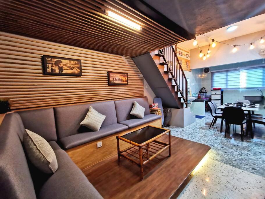 Χώρος καθιστικού στο English comfort house in ipoh by SuccessWisdom度假智富