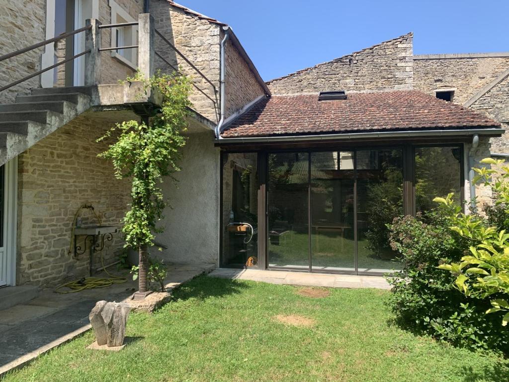 une entrée dans une maison avec une porte en verre dans l'établissement Le Tilleul des Cloux - Au Coeur de Auxey-Duresses, à Auxey-Duresses