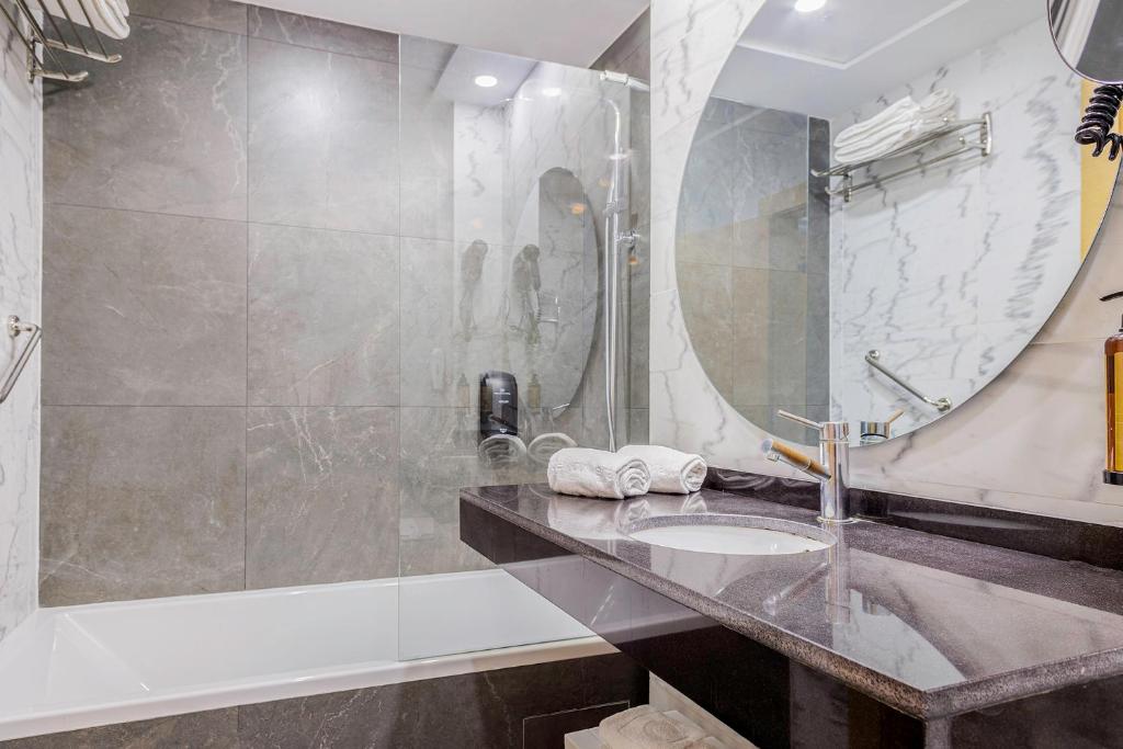 Cullera Holiday - Deluxe Room With Side Sea View (1 Adult + 1 Child)