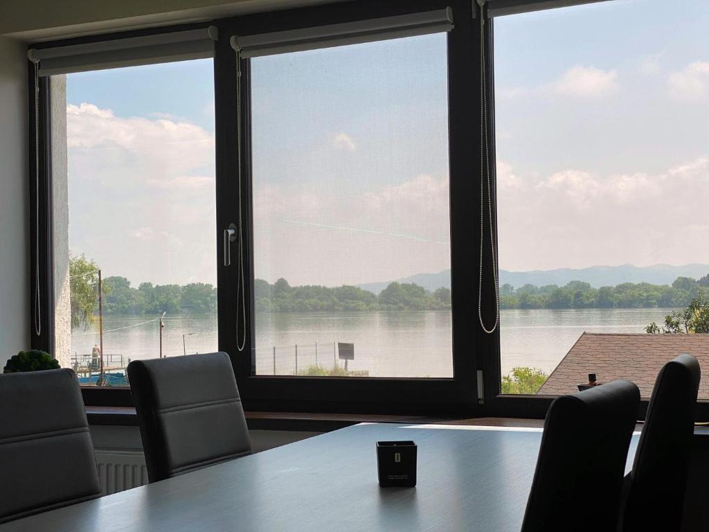 a conference room with a table and a view of a lake at Spinning la Divici in Divici