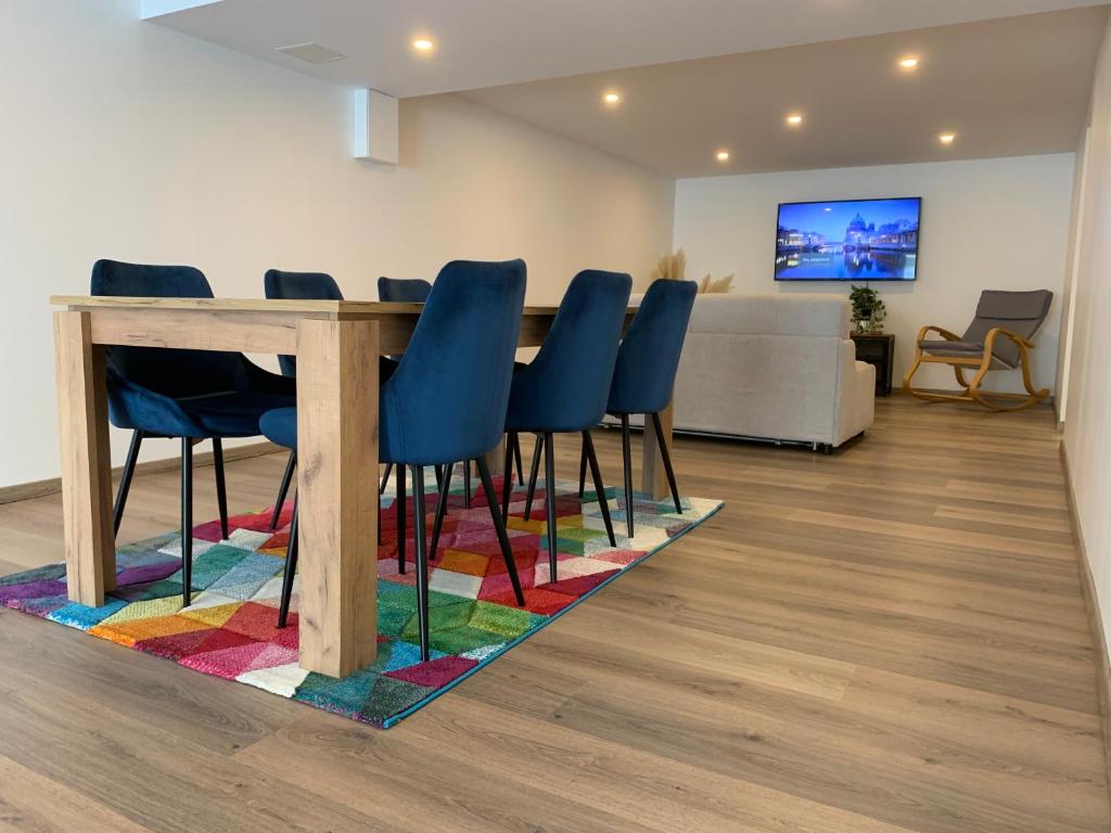 une salle de conférence avec une table et des chaises sur un tapis dans l'établissement Souplex proche de Pont-Audemer, 