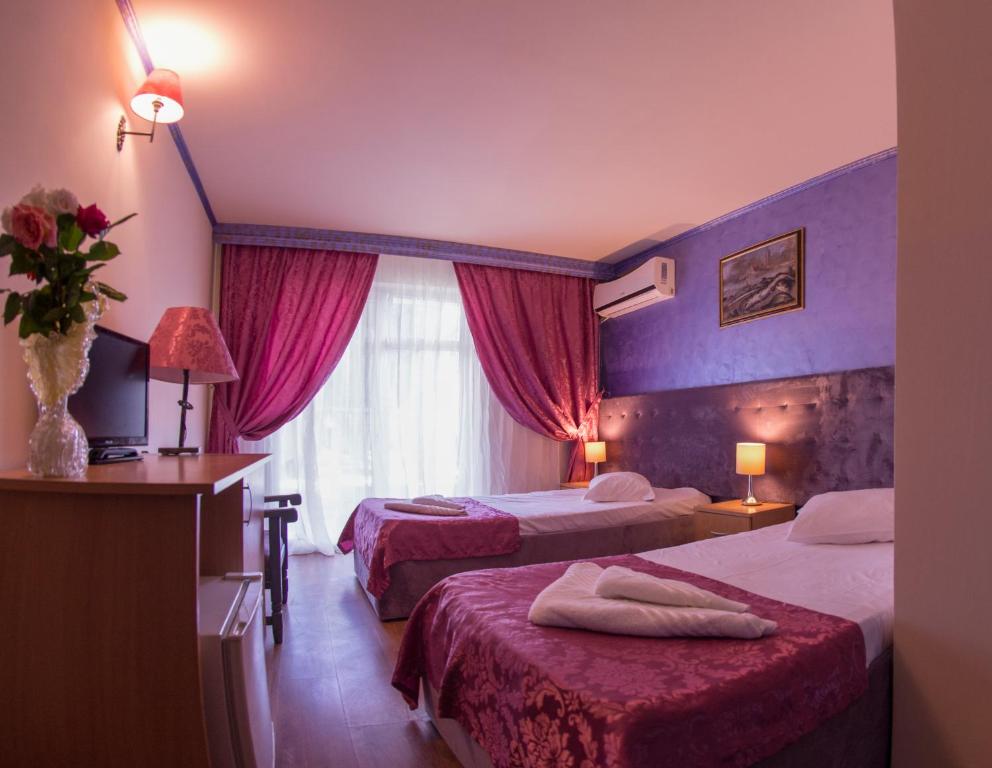 Un pat sau paturi într-o cameră la Voila Mamaia