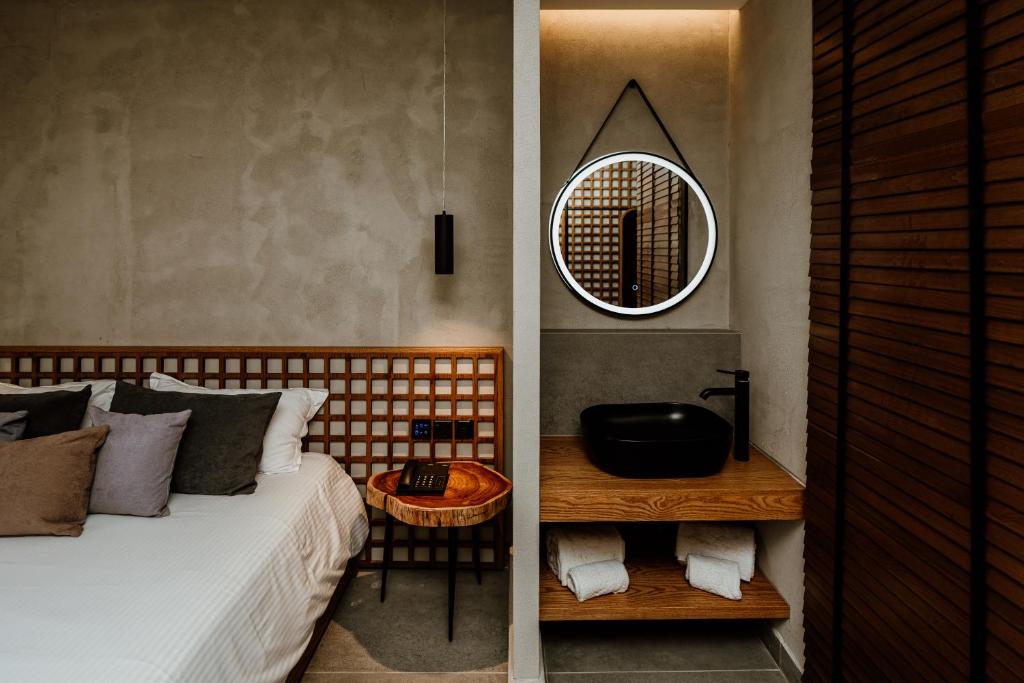Postel nebo postele na pokoji v ubytování Cavo Zoe Seaside Hotel