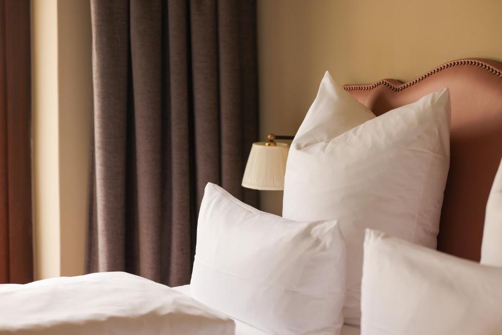 Postel nebo postele na pokoji v ubytování Mimosa Hotel