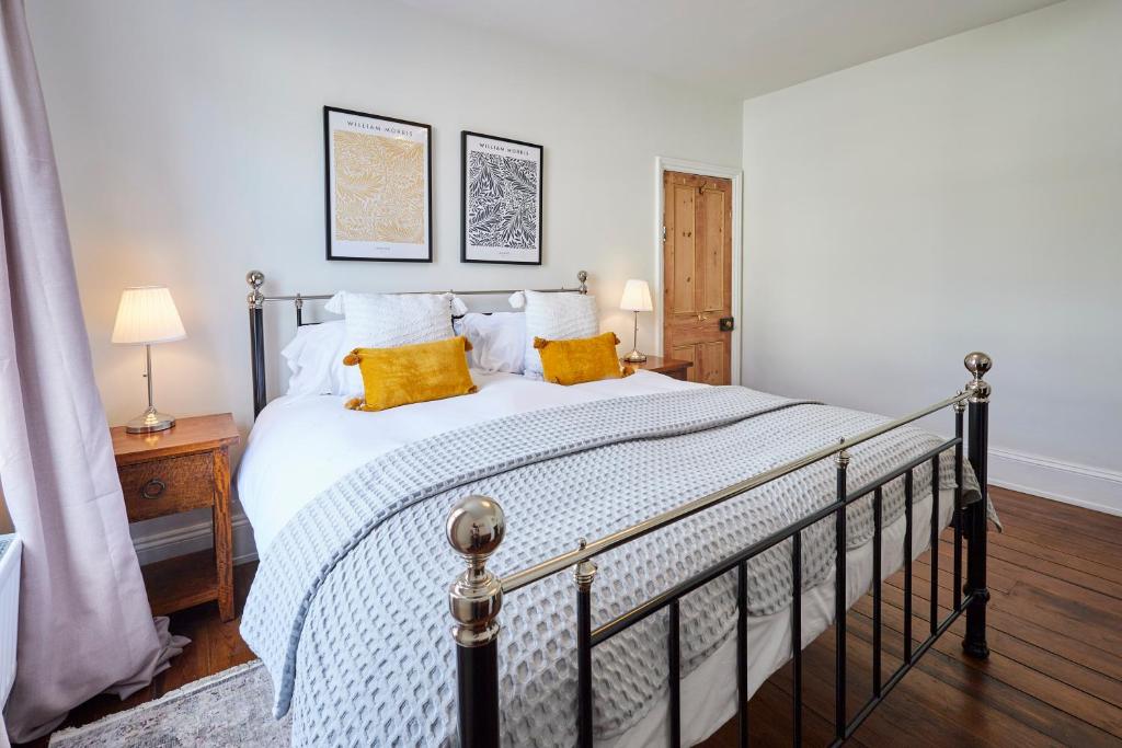 um quarto com uma cama grande e almofadas amarelas em Host & Stay - Hidden Gem em Saltburn-by-the-Sea